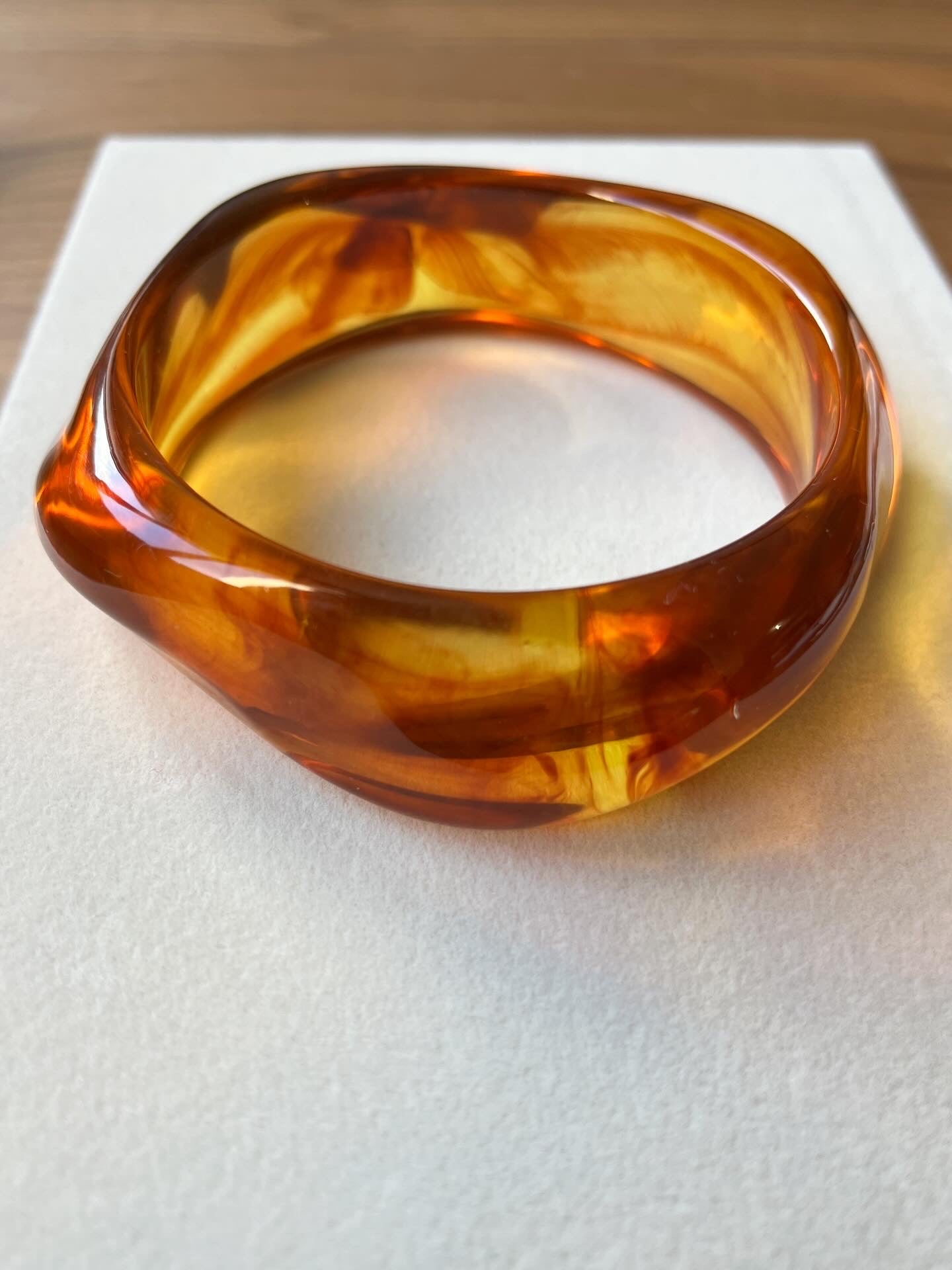 Jonc géométrique fermé en résine colorée
